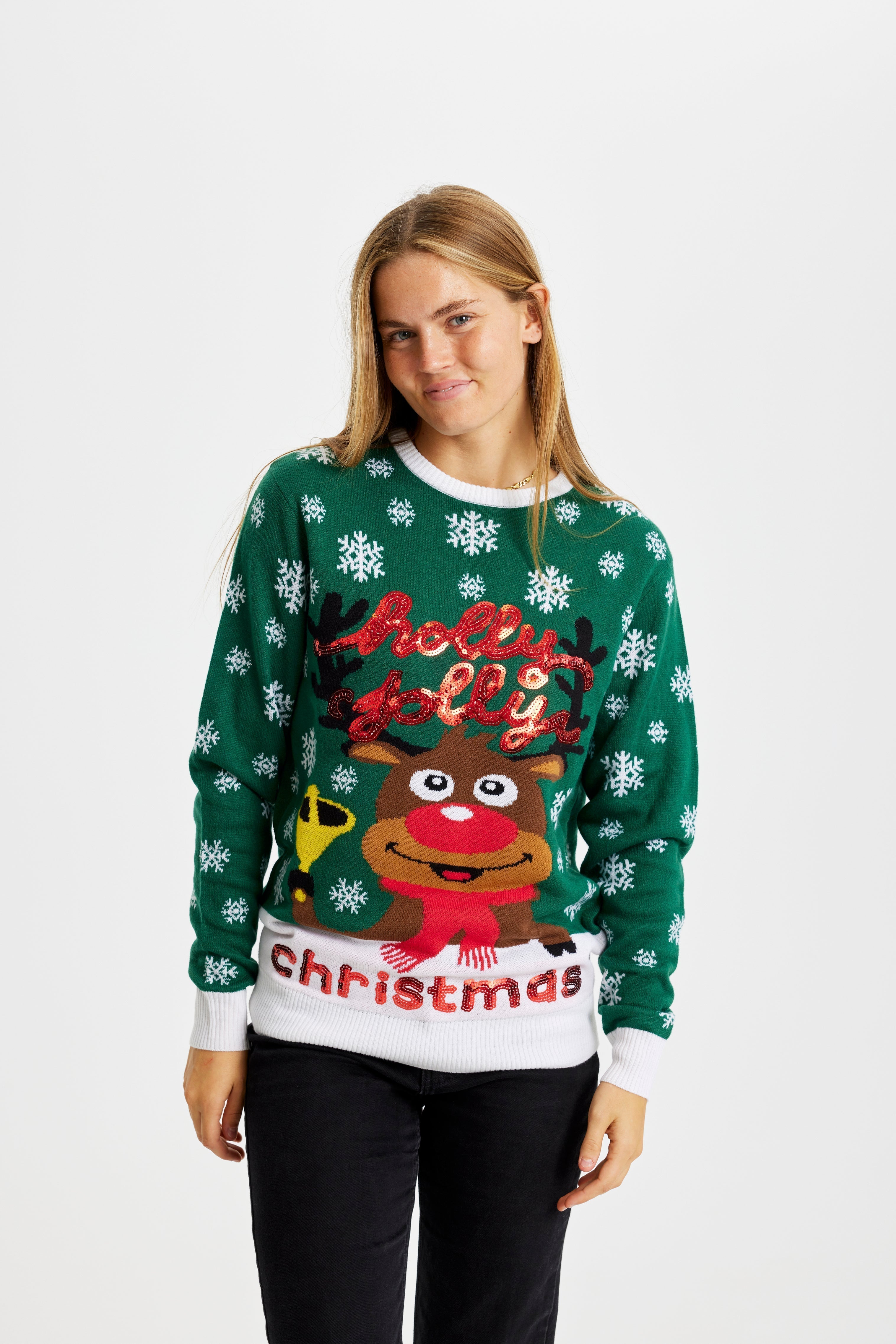 Una donna che indossa un maglione natalizio verde.